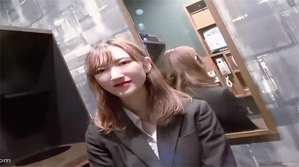 制服未脱甜美邻家妹，粉嫩一线天紧致包裹，插入瞬间呻吟不断！